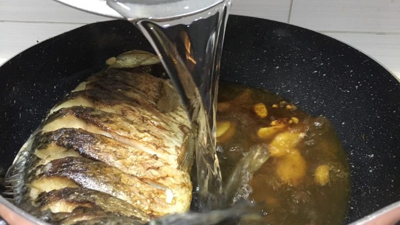 超级下饭鱼肉香闷鲫鱼,准备一碗清水倒入锅中