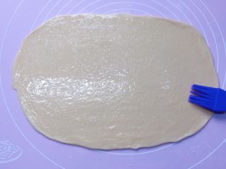 葱油饼,均匀地撒上少许细盐，用刷子再刷一遍。