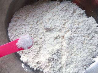 葱油饼,在面粉中加入一点点盐拌匀。