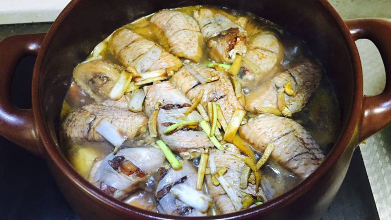 三汁焖锅|冬日餐桌大菜,打开锅盖，鸡翅已经熟了，可以用叉子叉一下，能叉透即为熟了；
