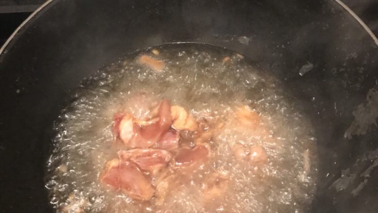 鸡爪肉蟹煲,锅里倒入大量食用油，倒入鸡块拉一下油，盛出待用
