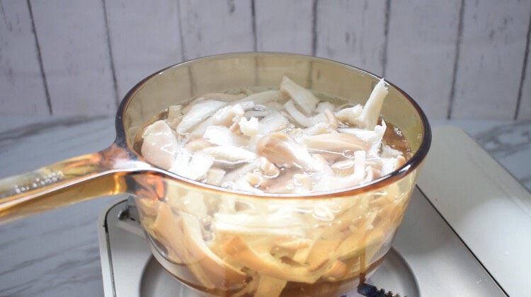 干炸鲜蘑,锅中烧开水放入鲜蘑
