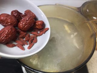 山药排骨汤,半小时后加入枸杞，红枣！