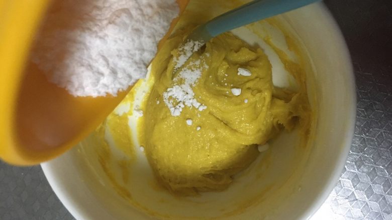 #宝宝辅食#奶香玉米饼,再加入糖霜，搅拌均匀。