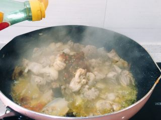 胡萝卜干锅鸡,加入一勺香醋入锅中