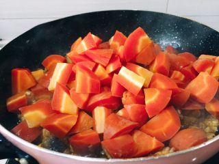 胡萝卜干锅鸡,翻炒至九分熟时加入一勺盐，加入少许水，盖上锅盖焖5分钟加入胡萝卜块翻炒