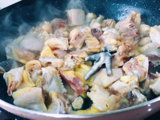 胡萝卜干锅鸡,锅里放油烧热将鸡放入锅中