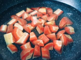 胡萝卜干锅鸡,锅里放水，加入切好的胡萝卜