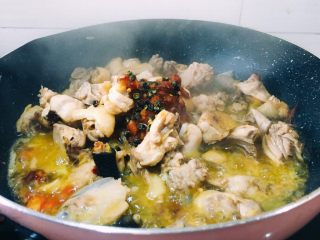 胡萝卜干锅鸡,将花椒粒洗净后放入锅中，加入一勺豆瓣酱