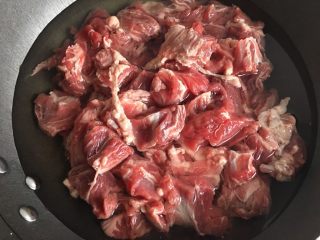 红烧牛肉,倒入锅中，水没过牛肉