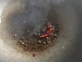 红烧牛肉,热锅倒入油，放入花椒和辣椒