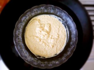 双米枣泥糕,玻璃碗放入50度热水中，等待发酵，大约40-60分钟，发酵至两倍大即可。