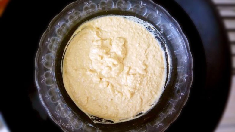 双米枣泥糕,玻璃碗放入50度热水中，等待发酵，大约40-60分钟，发酵至两倍大即可。