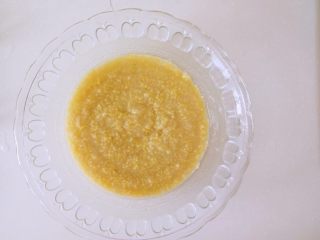双米枣泥糕,小米粥放入玻璃碗中备用。