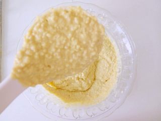 双米枣泥糕,快速搅拌均匀，搅拌至稠一些，不易滑落，纹理能保留较长时间。