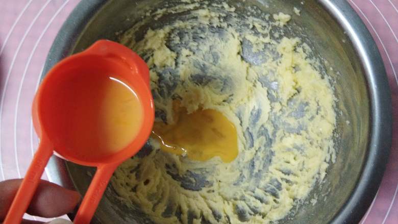   颜值高――玻璃糖芯饼干,加入一半的蛋液，继续用打蛋器打发