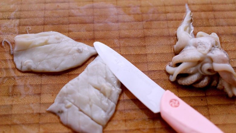 什锦海鲜寿喜锅,去皮后的墨鱼用刀打花刀