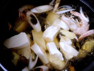 什锦海鲜寿喜锅,加入焯水的豆腐