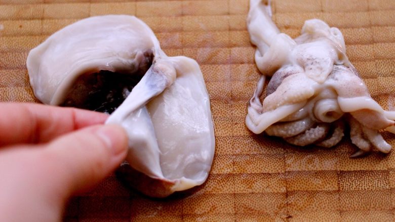 什锦海鲜寿喜锅,用手撕去墨鱼的褐色表皮、如图