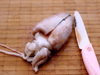 什锦海鲜寿喜锅,墨鱼洗净后用刀从墨鱼肚子中间切开、去除五脏后洗净