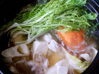 什锦海鲜寿喜锅,再放入洗净的苦苣