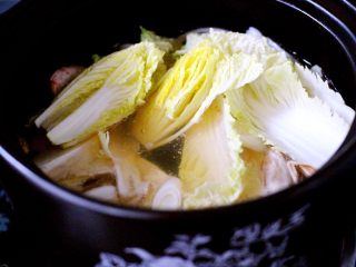什锦海鲜寿喜锅,放入用手撕成片状的大白菜