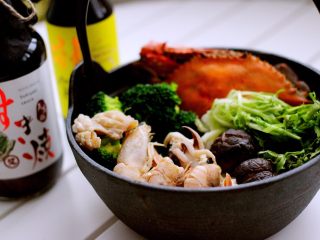 什锦海鲜寿喜锅,最后放上焯水的西兰花、加入少许盐和味精调味即可