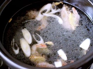 什锦海鲜寿喜锅,加入适量清水