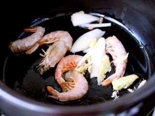 什锦海鲜寿喜锅,另起锅加入牛油、放入葱姜片和海虾小火炒出香味后