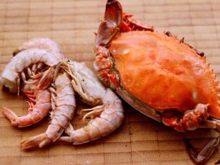 什锦海鲜寿喜锅,梭子蟹和海虾洗净后、用锅蒸熟备用、这样煮出来的汤色干净又鲜美