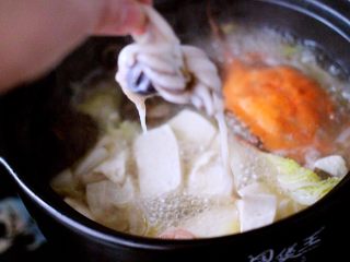 什锦海鲜寿喜锅,打开锅盖、放入墨鱼