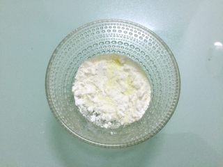 彩色蛋白糖,奶粉和玉米淀粉混合均匀备用