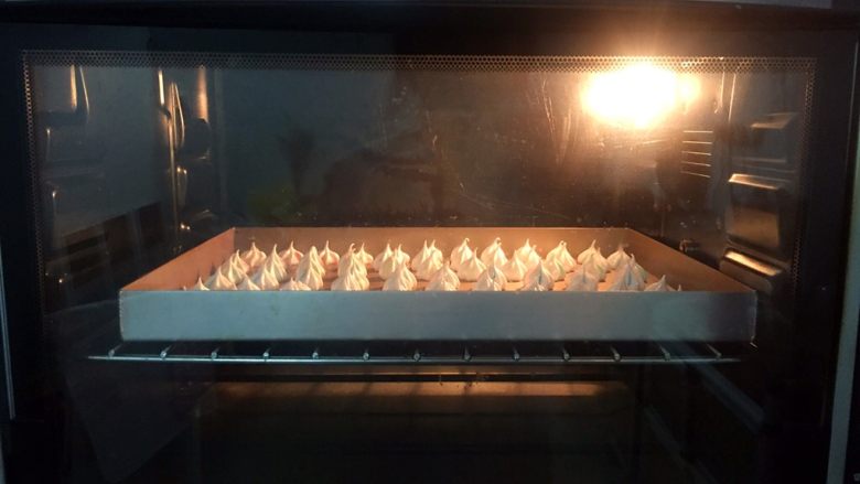 彩色蛋白糖,放入预热好的烤箱，上下火90度（我是以烤箱温度计为准），中层60分钟，再焖5-10分钟再取出