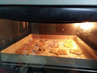   颜值高――玻璃糖芯饼干,放入预热好的烤箱，中层，烤10分钟左右