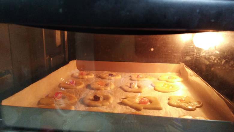   颜值高――玻璃糖芯饼干,放入预热好的烤箱，中层，烤10分钟左右