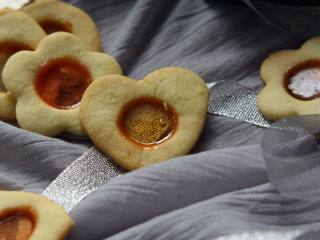  颜值高――玻璃糖芯饼干, 直到中间的水果硬糖溶化即可出炉。完全冷却后，才可以从烤盘纸上取下来