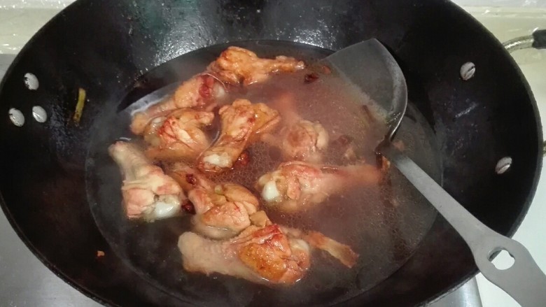 红于花儿~香甜糯糯玫瑰乳汁冷冻鸡翅根,放和鸡翅根平齐的热水，放一勺糖盖上锅盖烧开