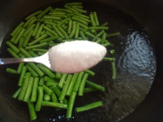 香辣咸味～凉拌豇豆,加入一勺盐会很绿。