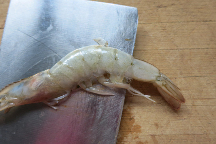 翘尾巴的金银蒜蓉开背虾,平切一直切到虾尾部最后一节处，不要切断了。