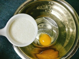 培根奶酪华夫饼,鸡蛋打入盆里，加白糖