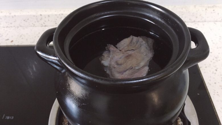 暖冬系列之大骨头萝卜汤,准备一个煲这里用的陶煲王的煲，将大骨头放入加适量清水