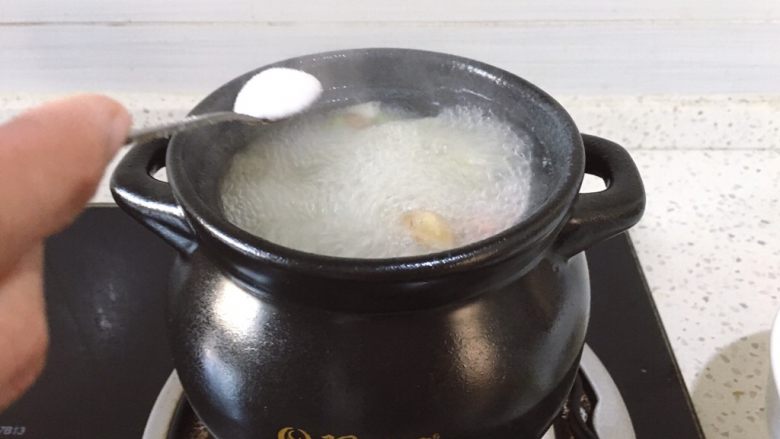 暖冬系列之大骨头萝卜汤,煮开后加入一勺盐调味