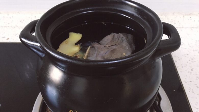 暖冬系列之大骨头萝卜汤,将生姜片放入煲中