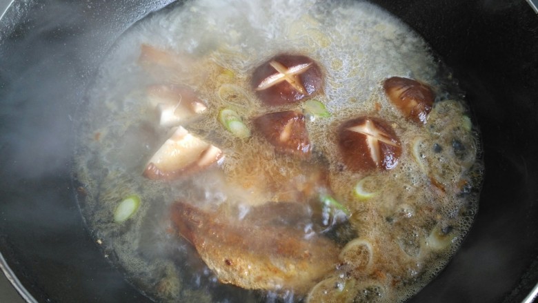 鱼干面,锅开把香菇放入煮