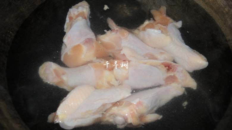 可乐鸡翅根 带给你不一样的吃鸡感受,腌制好的翅根冷水入锅，开大火烧开。