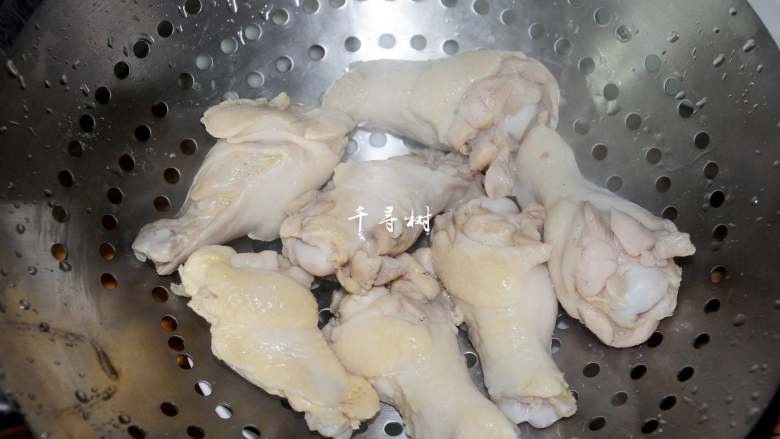 可乐鸡翅根 带给你不一样的吃鸡感受,焯水后的翅根用温热水冲洗干净后沥干水分备用。