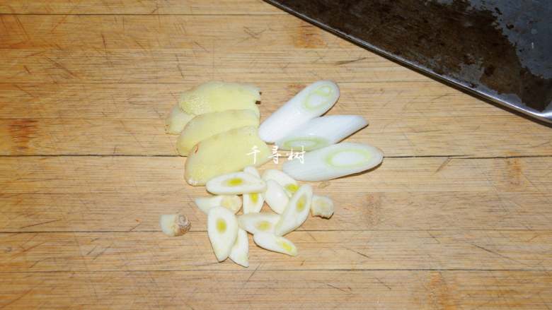 可乐鸡翅根 带给你不一样的吃鸡感受,腌制翅根的过程中把葱姜蒜切好备用。