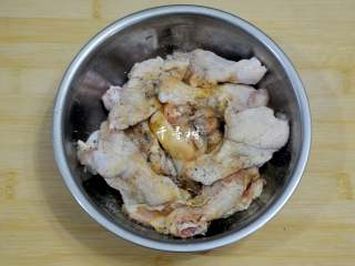 干煸翅根 鸡翅不只是翅中 还有更美味更多肉的翅根,淋入生抽和料酒，生抽是为了调味，料酒是为了去除腥味。