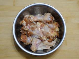 干煸翅根 鸡翅不只是翅中 还有更美味更多肉的翅根,开始用手抓，想象成是在按摩，抓上2-3分钟，感觉已经把调料的味道揉进了鸡肉里去。放一边腌制20分钟。