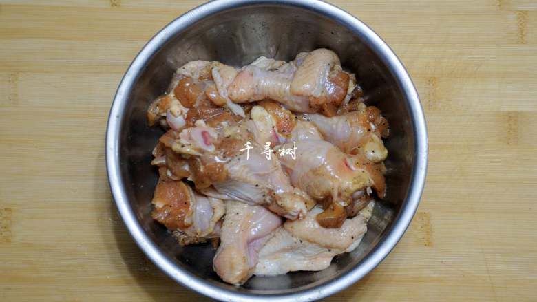 干煸翅根 鸡翅不只是翅中 还有更美味更多肉的翅根,开始用手抓，想象成是在按摩，抓上2-3分钟，感觉已经把调料的味道揉进了鸡肉里去。放一边腌制20分钟。
